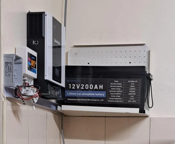 BATTERIA LIFEPO4 12,8V200AH CON INVERTER